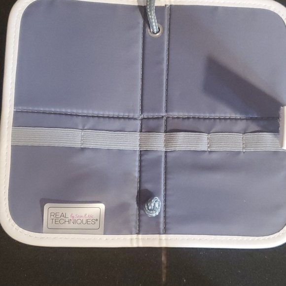 🔴 5/$20 REAL TECHNIQUES travel case 2x - Picture 3 of 5